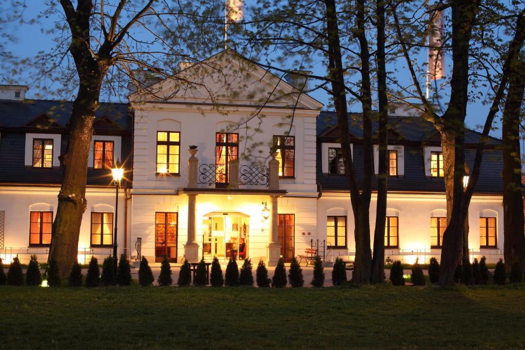 Hotel Dwor Kosciuszko Krakow Exterior photo The palace at night