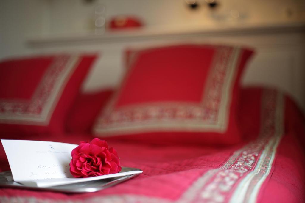 Hotel Dwor Kosciuszko Krakow Exterior photo A rose on a bed