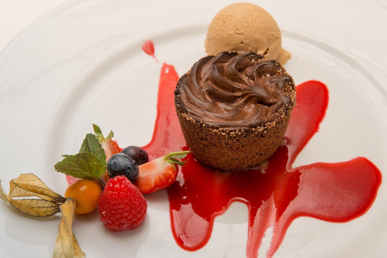 Hotel Dwor Kosciuszko Krakow Exterior photo A chocolate dessert